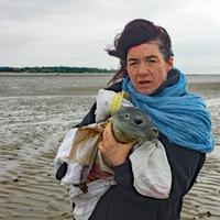 Tierärztin Janine Bahr-van Gemmert mit einem geretteten Seehundbaby.