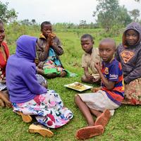 Kinder in Murenge (Burundi) teilen sich einen Teller mit Essen.