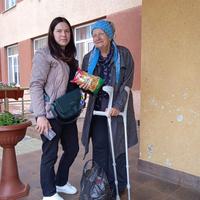 Zwei ukrainische Frauen, eine davon mit Gehhilfen, posieren für das Foto.
