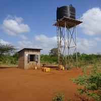 Generatorhäuschen und Wasserturm für den Brunnen