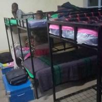 Schlafsaal in der Schule (vorübergehend in einem Klassenzimmer, bis richtige Schafsäle gebaut werden)