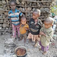 Kinder einer extrem armen Familie