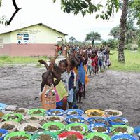 Kinder in Makaimba (Sierra Leone) warten auf ihr Mittagessen.