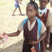 Kinder in Sappimah (Liberia) erhalten ihr Mittagessen in der Schule.